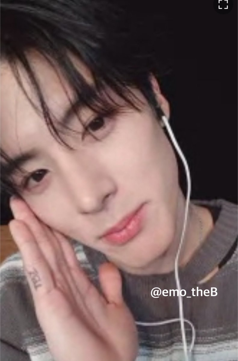 20241128📸

エリックの手に新しいタトゥーが😭︎💕︎
前にツーショ会で言ってたやつ🥹

【TBZ】

영재의 새로운 타투 ‼
마이크를 들면 완벽하네요🎤

#더보이즈 #에릭 #손영재 #THEBOYZ #ERIC