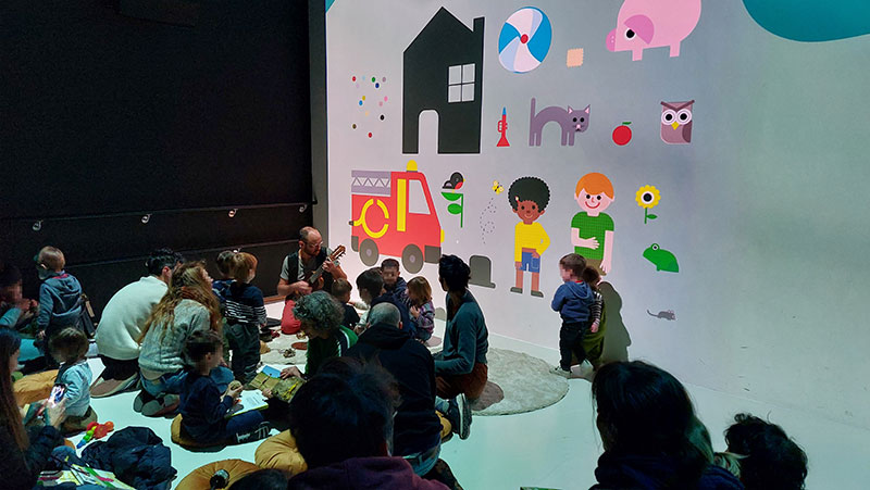 ✨ Hier, vous avez participé à une lecture pointée musicale dans notre salle immersive à Cosmocité avec vos tout-petits. Une première prometteuse aux retours enthousiastes 🤩.
Cela nous a confortés dans l'idée de renouveler l'expérience l'année prochaine. 
🙏 Merci à tous ! 💖
