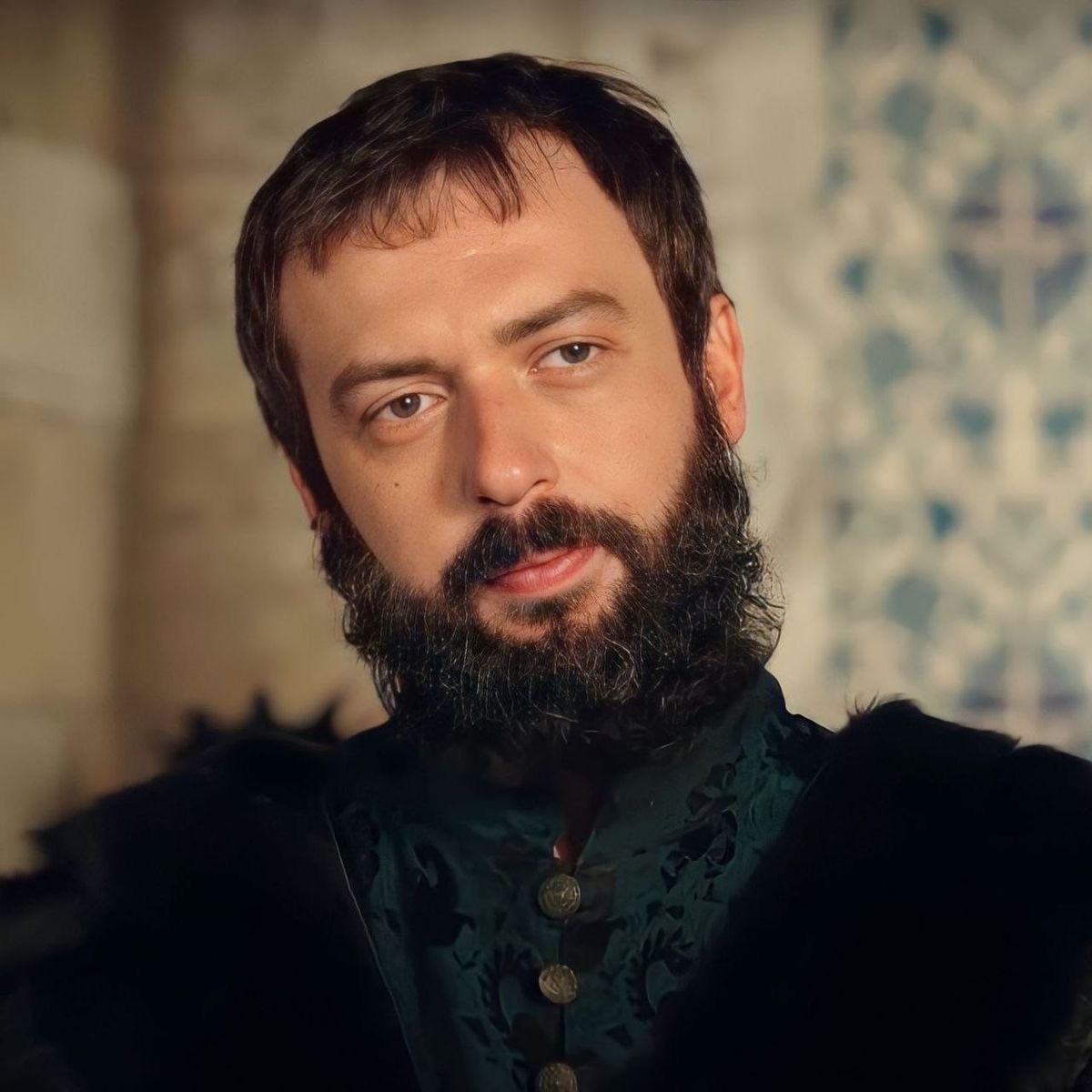 eszansupremacy's tweet photo. pargalı ibrahim paşa’nın idamı ve machiavelli’nin ‘prens’i

dizi boyunca pargalı’yı dönemine ait birçok farklı kitabı okurken görüyoruz. aralarında en önemlisi olduğunu düşündüğüm ise machiavelli’nin ‘prens’ kitabı.

bu kitabın en büyük ilham kaynağı, sultan 2.bayezid döneminin papasının oğlu cesare borgia’dır. cesare borgia aslında gayrimeşru bir çocuk olsa da babasının papalığı döneminde kardinallik de dahil birçok görev almıştır.

dizide kitaptan ‘lanetli’ diye bahsedildiğini sıkça duyuyoruz. bunun sebebi machiavelli’nin papalık makamına olan eleştirileridir. papalığın italya’yı birleştirmektense ayrıştırdığını, inancı politik bir güç olarak kullandığını ve manevi değerlerin kaybolduğunu yazdığı için bu kitap yayımlandıktan kısa bir süre sonra yasaklanmıştır.

kitap, diktatörlüğün el kitabı olarak da bilinir. ideal bir hükümdar nasıl olmalı, sağlam bir iktidar nasıl olur, kullara nasıl davranılmalı gibi konuları kapsar.

peki bu kitabın pargalı ibrahim’in idamıyla alakası ne?

pargalı kitabı eline ilk defa 81.bölümün son sahnelerinde alıyor. o anlarda sultan süleyman ise ibrahim’in fransız elçisiyle olan görüşmesinin kaydını okumuş ve kendi içinde bir hesaplaşma yaşıyor. ibrahim kibirli bir tavırla şunu diyor: “devlet-i aliyye’nin direği benim.”