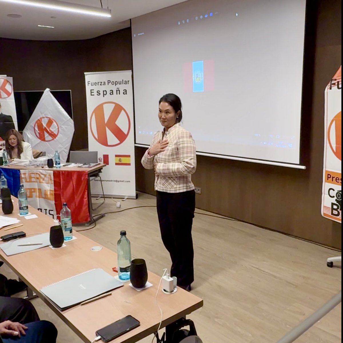 KeikoFujimori's tweet image. Hace unos días, junto a los coordinadores de Fuerza Popular en el Encuentro de Peruanos en el Exterior - Europa, reunidos en Madrid, España, donde pudimos intercambiar puntos de vista para fortalecer a nuestro partido y sacar adelante a nuestro país. 🇵🇪🌍