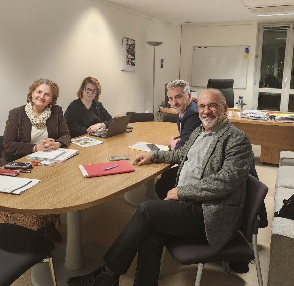 ADMR (@admrun) on Twitter photo Échanges constructifs avec Agnès Basso-Fattori (dir. cab d’<a href="/ACanayer/">Agnès Canayer</a>) et <a href="/GautierChriste5/">Gautier Christele</a> (conseillère famille) autour de
✔️ Rémunération des pros de la petite enfance
✔️ Valorisation des TISF
✔️ Rôle clé de nos structures en milieu rural
Merci pour votre écoute et engagement !🙏 Échanges constructifs avec Agnès Basso-Fattori (dir. cab d’<a href="/ACanayer/">Agnès Canayer</a>) et <a href="/GautierChriste5/">Gautier Christele</a> (conseillère famille) autour de
✔️ Rémunération des pros de la petite enfance
✔️ Valorisation des TISF
✔️ Rôle clé de nos structures en milieu rural
Merci pour votre écoute et engagement !🙏