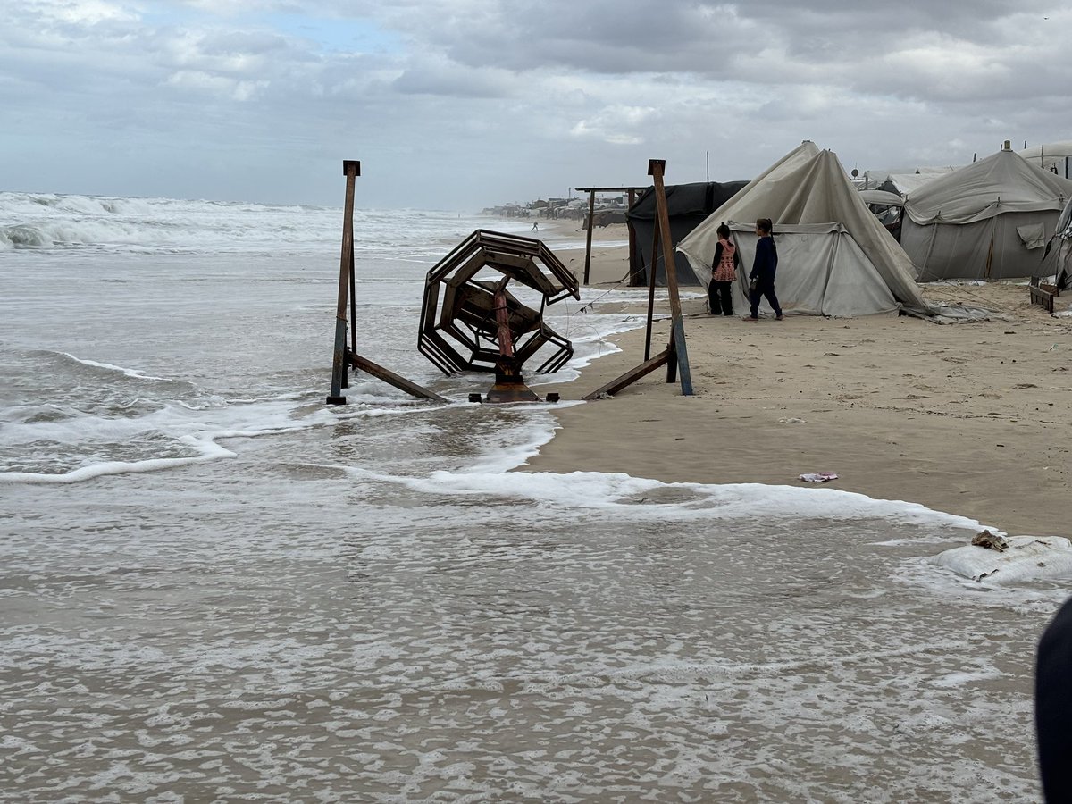 Raquel_Marti_'s tweet photo. ➡️ Se estima que las fuertes lluvias han afectado a más de 1,6 millones de personas que viven en refugios improvisados ​​en toda la Franja de Gaza, y que las inundaciones y el aumento del nivel del mar han afectado especialmente a 7.000 familias desplazadas que viven en tiendas de campaña a lo largo de la costa en el suroeste de Gaza. Miles de tiendas de campaña han quedado inundadas, se han destruido sus pertenencias y han dañado los refugios. 

➡️ Las duras temperaturas invernales, agravadas por las fuertes lluvias y el aumento de las mareas, están agravando aún más la acumulación de aguas residuales, la propagación de enfermedades y el riesgo de derrumbe de los edificios dañados en los que muchas familias han buscado refugio.