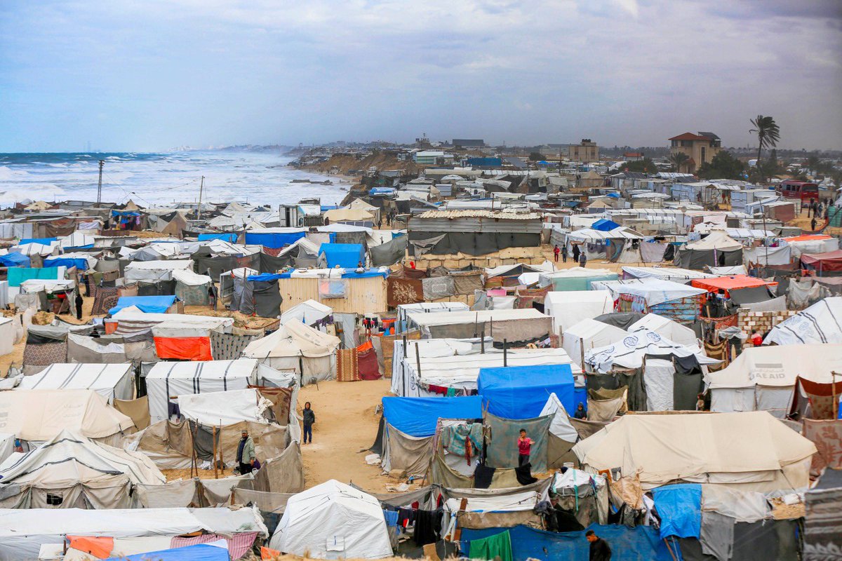 ➡️ Se estima que las fuertes lluvias han afectado a más de 1,6 millones de personas que viven en refugios improvisados ​​en toda la Franja de Gaza, y que las inundaciones y el aumento del nivel del mar han afectado especialmente a 7.000 familias desplazadas que viven en tiendas