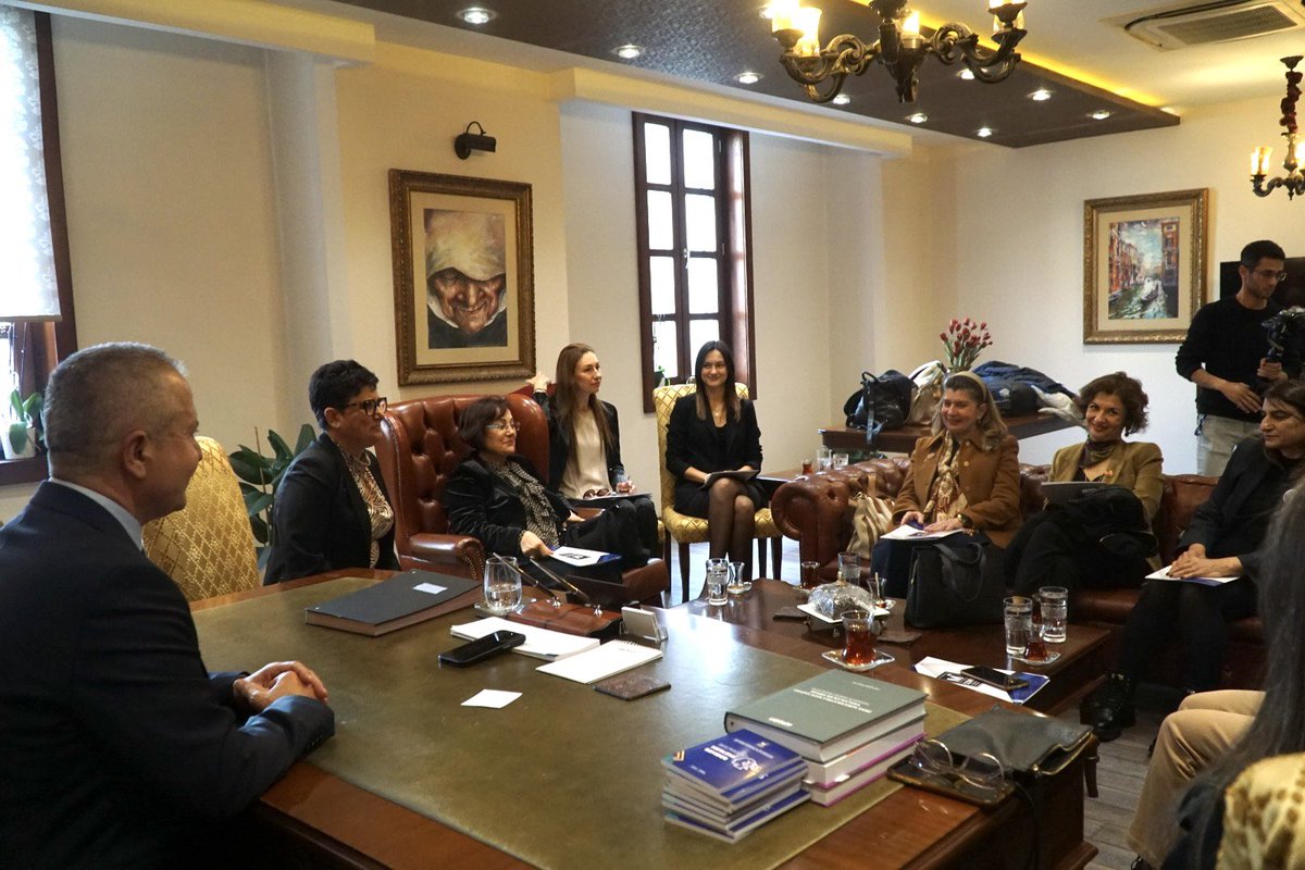 izmirsmmmo's tweet photo. "Panelin Adı Yok – Bu Bir Hayat Meselesi" başlıklı etkinliğimiz öncesinde, panelistlerimiz Oda Başkanımız Mehmet Kuzu ve Yönetim Kurulumuzu ziyaret ederek anlamlı bir buluşmaya imza attılar. https://t.co/ImfNfS25m4