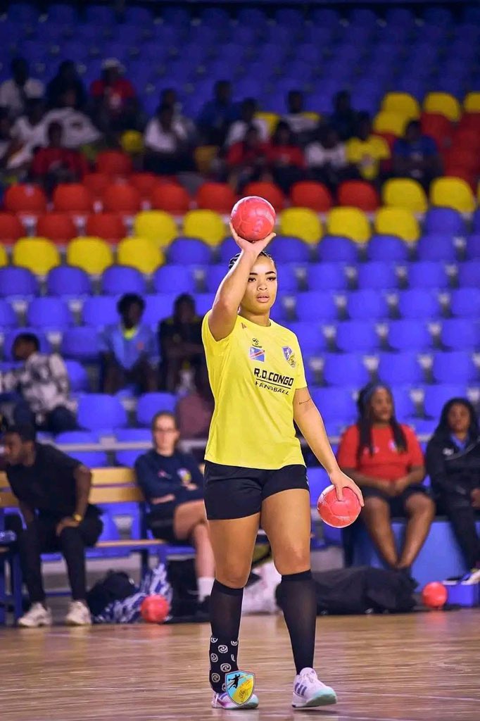 JumbaDrc's tweet photo. D É C E P T I O N  🚨 🇨🇩 
Leslie AYONG forfait pour la CAN !

Attendue avec impatience par le grand public congolais, la star du handball féminin s’est blessée dimanche dernier lors d’une séance d’entraînement. 
Elle sera malheureusement indisponible pour cette édition de la CAN. https://t.co/L7HcqLO6uf