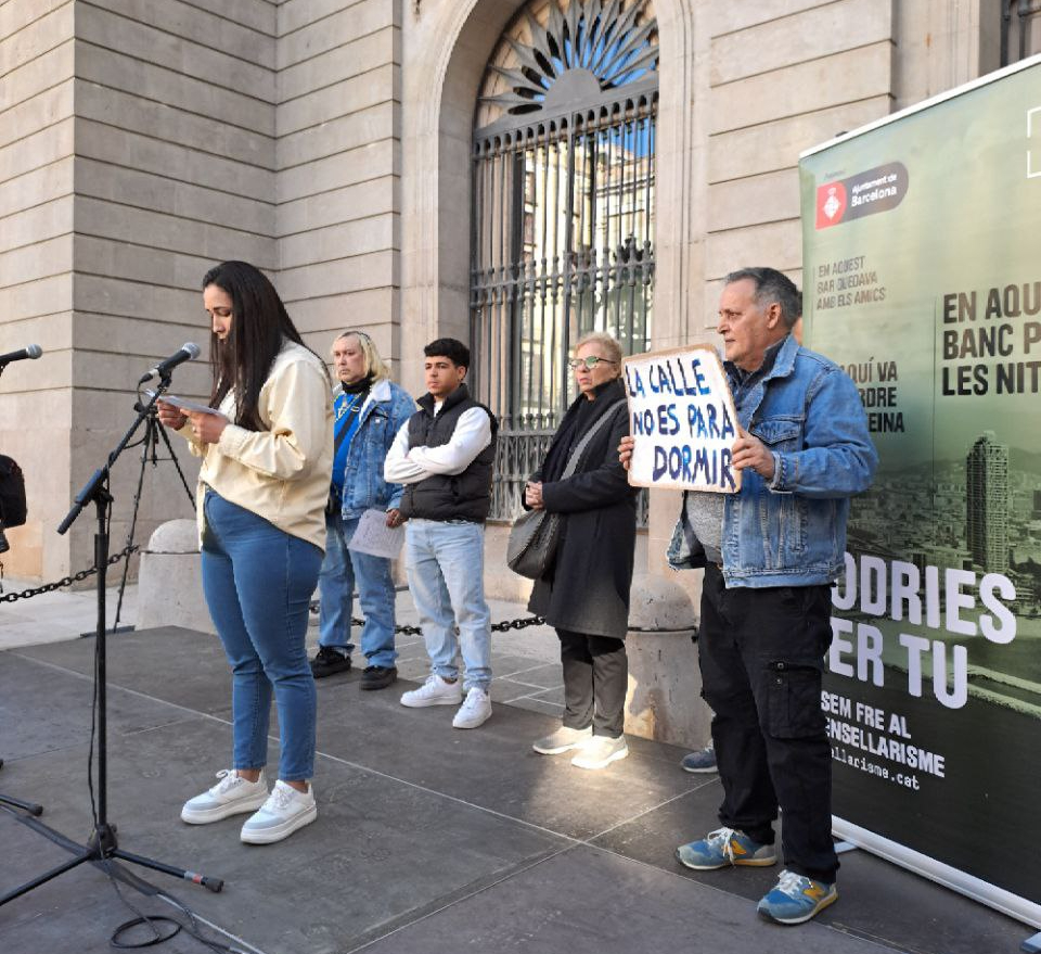 suaracoop's tweet photo. 💔A l'Estat Espanyol entorn de 42.000 persones es troben en situació de #sensellarisme. A Barcelona, on avui s'ha organitzat una acció reivindicativa en el marc del #DiaEuropeuPersonesSensellar, n'hi ha 1.245.

🏠 L'habitatge és un dret fonamental, al qual totes les persones haurien de tenir accés i, per això, des de Suara Cooperatives i les diferents organitzacions demanen que es posin mesures urgents perquè tothom tingui accés a aquest dret bàsic, així com es reprengui la proposta de llei per erradicar el sensellarisme que es va iniciar la passada legislatura. 

✍️ Coneix més sobre la realitat d'aquestes persones i com les acompanyem des de Suara en aquest article al nostre web: https://t.co/hMUJ9JiwI1

#SuaraSensellarisme #sensellarisme