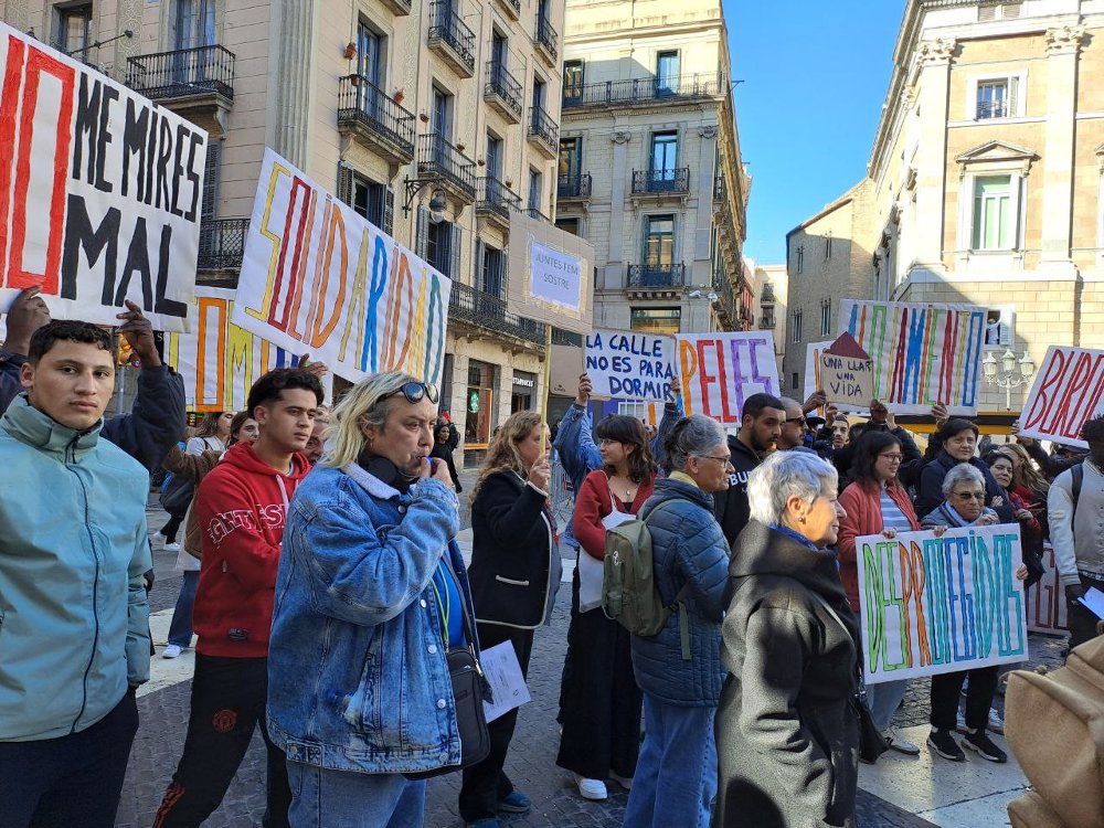 suaracoop's tweet photo. 💔A l'Estat Espanyol entorn de 42.000 persones es troben en situació de #sensellarisme. A Barcelona, on avui s'ha organitzat una acció reivindicativa en el marc del #DiaEuropeuPersonesSensellar, n'hi ha 1.245.

🏠 L'habitatge és un dret fonamental, al qual totes les persones haurien de tenir accés i, per això, des de Suara Cooperatives i les diferents organitzacions demanen que es posin mesures urgents perquè tothom tingui accés a aquest dret bàsic, així com es reprengui la proposta de llei per erradicar el sensellarisme que es va iniciar la passada legislatura. 

✍️ Coneix més sobre la realitat d'aquestes persones i com les acompanyem des de Suara en aquest article al nostre web: https://t.co/hMUJ9JiwI1

#SuaraSensellarisme #sensellarisme