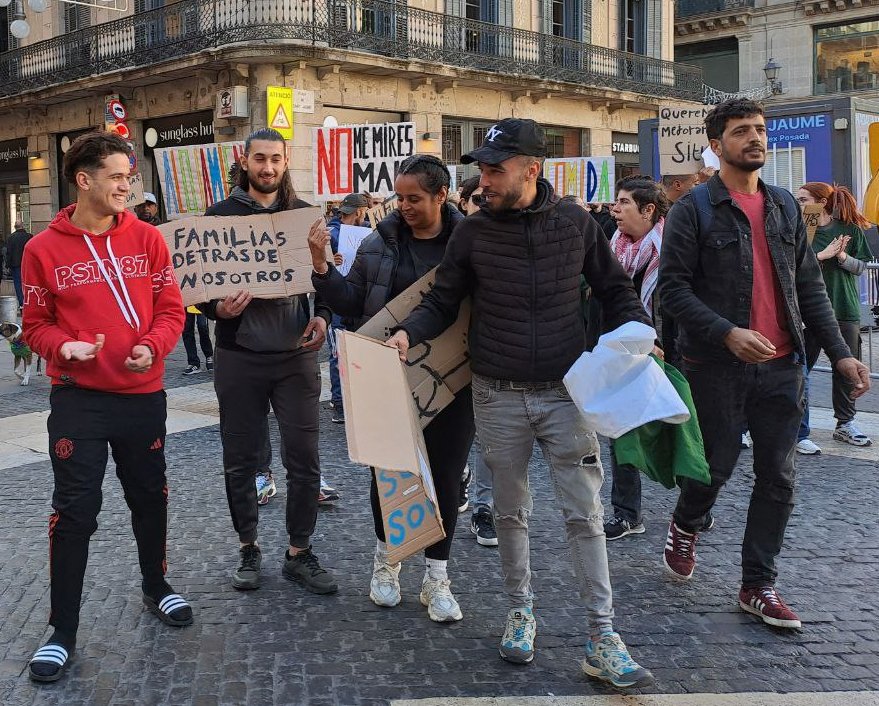 suaracoop's tweet photo. 💔A l'Estat Espanyol entorn de 42.000 persones es troben en situació de #sensellarisme. A Barcelona, on avui s'ha organitzat una acció reivindicativa en el marc del #DiaEuropeuPersonesSensellar, n'hi ha 1.245.

🏠 L'habitatge és un dret fonamental, al qual totes les persones haurien de tenir accés i, per això, des de Suara Cooperatives i les diferents organitzacions demanen que es posin mesures urgents perquè tothom tingui accés a aquest dret bàsic, així com es reprengui la proposta de llei per erradicar el sensellarisme que es va iniciar la passada legislatura. 

✍️ Coneix més sobre la realitat d'aquestes persones i com les acompanyem des de Suara en aquest article al nostre web: https://t.co/hMUJ9JiwI1

#SuaraSensellarisme #sensellarisme