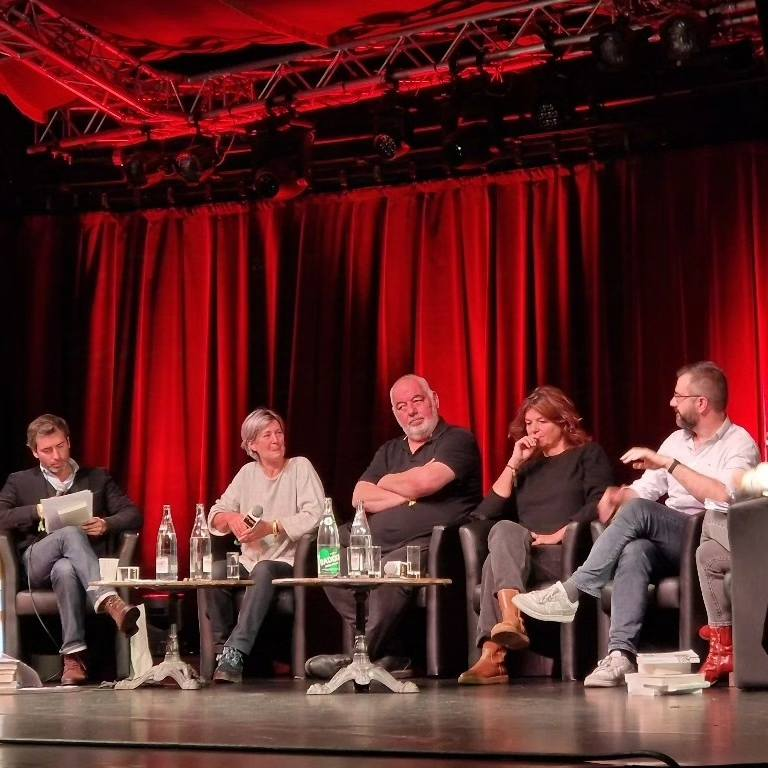 etienne_kern's tweet photo. Félicitations à Sandrine Collette pour ce merveilleux prix ! Et merci encore aux lycéens et à leurs enseignants hyper investis (et pas seulement "6 mois de l'année"...) pour cette aventure inoubliable. #goncourtdeslyceens #prixgoncourtdeslyceens https://t.co/hhVyYUHlL6