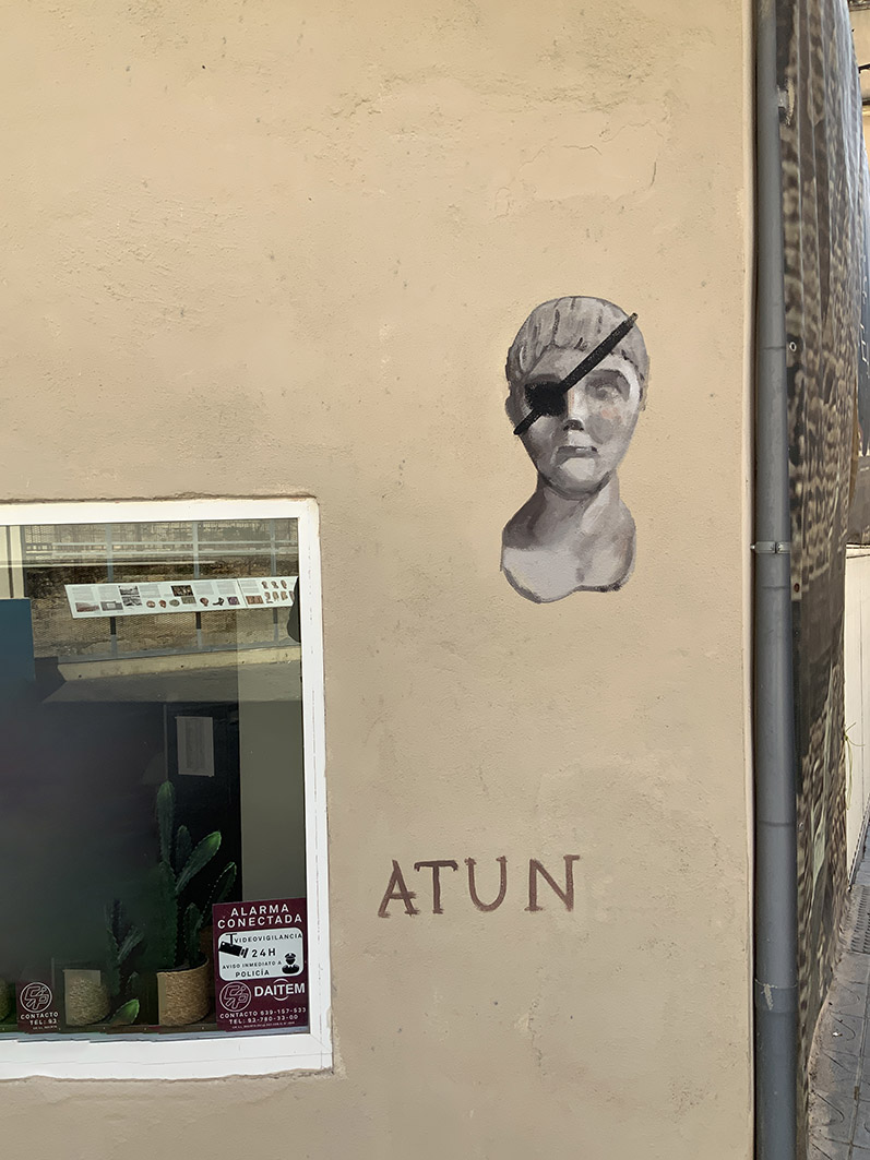 “Entrepans” 
/ Tarragona, 2024
.
Pintar la pared del bar de la sala de conciertos que se encuentra frente al teatro romano de Tarragona.
.
Delante de la pared… pedazos de esculturas romanas.
.
Detrás de la pared Bocadillos, Bravas, Ensaladilla, Olivas, Atún, Tortilla,….