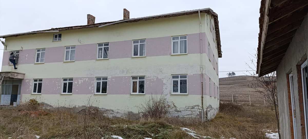 Kuzköy'de vatandaşlar, atalarının avuç, avuç ekin yardımı toplayarak imece usulü yaptıkları ve şimdilerde atıl kalan Kur'an Kursu'nu tekrar aktif hâle getirmek için çalışma başlattı.