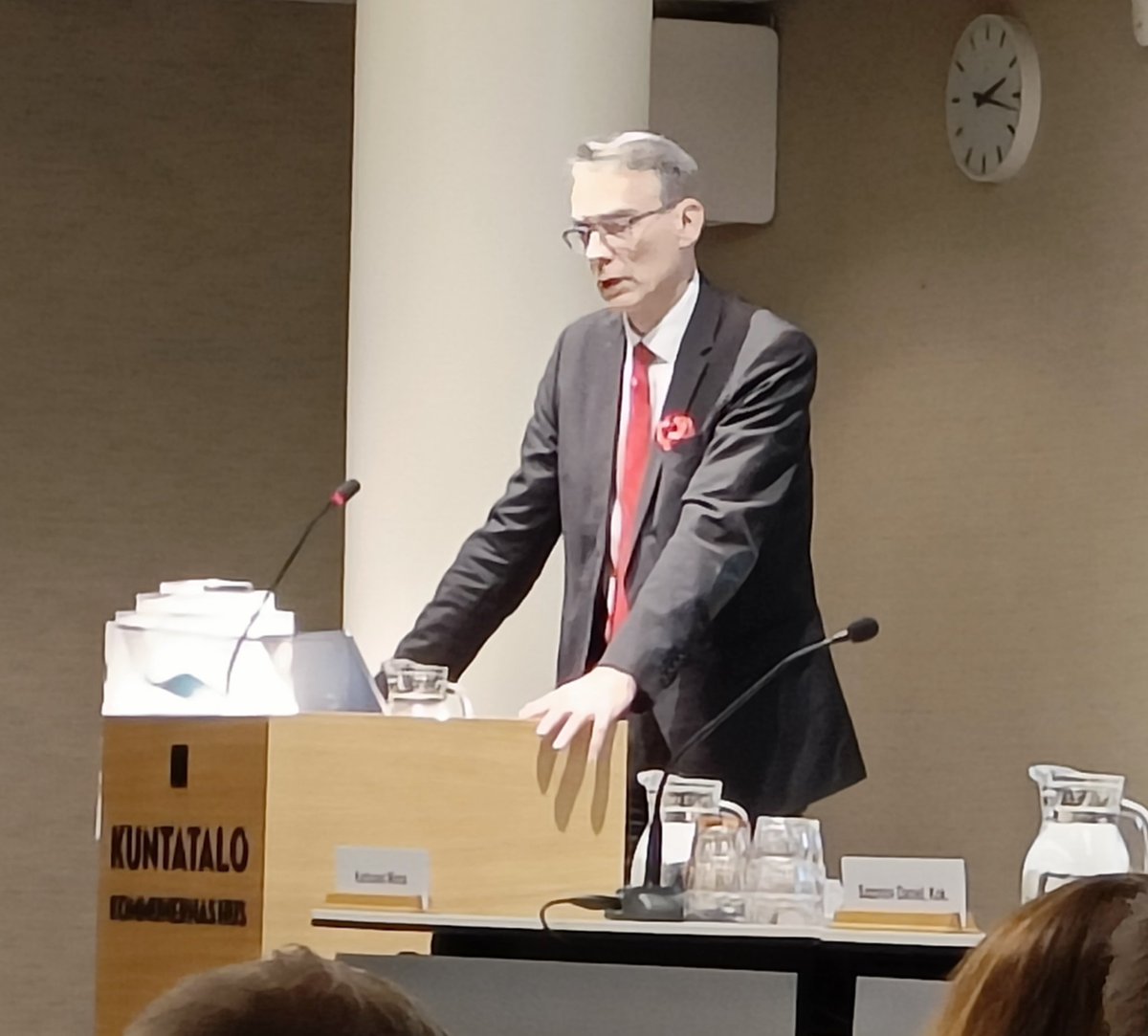 Jose Valanta (@jvalanta) on Twitter photo Nyt on todellinen kokoustorstai sillä puolet vrk:sta sujuu #Kuntatalo'lla, mm <a href="/LauriLyly/">Lauri Lyly</a>'n vetämässä hallituksessa ja sen TVK:ssa sekä <a href="/Dansazo/">Daniel Sazonov</a>'n johtamassa valtuuskunnassa, missä alusti erinomaisesti <a href="/thpoysti/">Tuomas Pöysti</a>.
Ja pian illan päätteeksi kohti <a href="/seutukaupungit/">Seutukaupungit</a> -tapaamista... 💪 Nyt on todellinen kokoustorstai sillä puolet vrk:sta sujuu #Kuntatalo'lla, mm <a href="/LauriLyly/">Lauri Lyly</a>'n vetämässä hallituksessa ja sen TVK:ssa sekä <a href="/Dansazo/">Daniel Sazonov</a>'n johtamassa valtuuskunnassa, missä alusti erinomaisesti <a href="/thpoysti/">Tuomas Pöysti</a>.
Ja pian illan päätteeksi kohti <a href="/seutukaupungit/">Seutukaupungit</a> -tapaamista... 💪