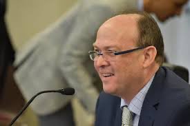 ¡Pa’ la calle! No reconozcamos los resultados fraudulentos de estas elecciones. Más allá de lo legal, está la inmoralidad y la indignación de un pueblo. Así se mofa de nosotros, el activista PNP con toga Candelario, asesor político de JGO, nombrado por Rivera Shit.