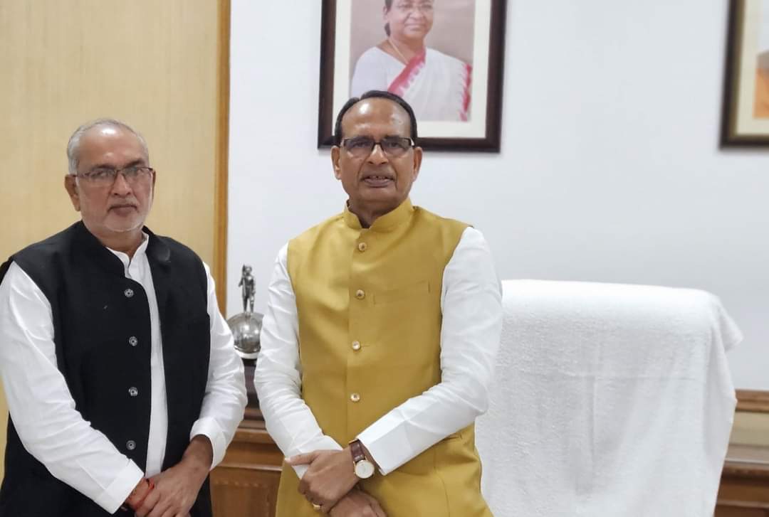 ManojYadav_bjp's tweet photo. दिल्ली स्थित कृषि भवन में केंद्रीय कृषि मंत्री आदरणीय  @ChouhanShivraj  जी और केंद्रीय राज्य मंत्री  से आत्मीय भेंट हुई। इस दौरान झारखण्ड विधानसभा के चुनाव परिणाम पर विस्तृत चर्चा की गई। https://t.co/7KkzGtMgPW