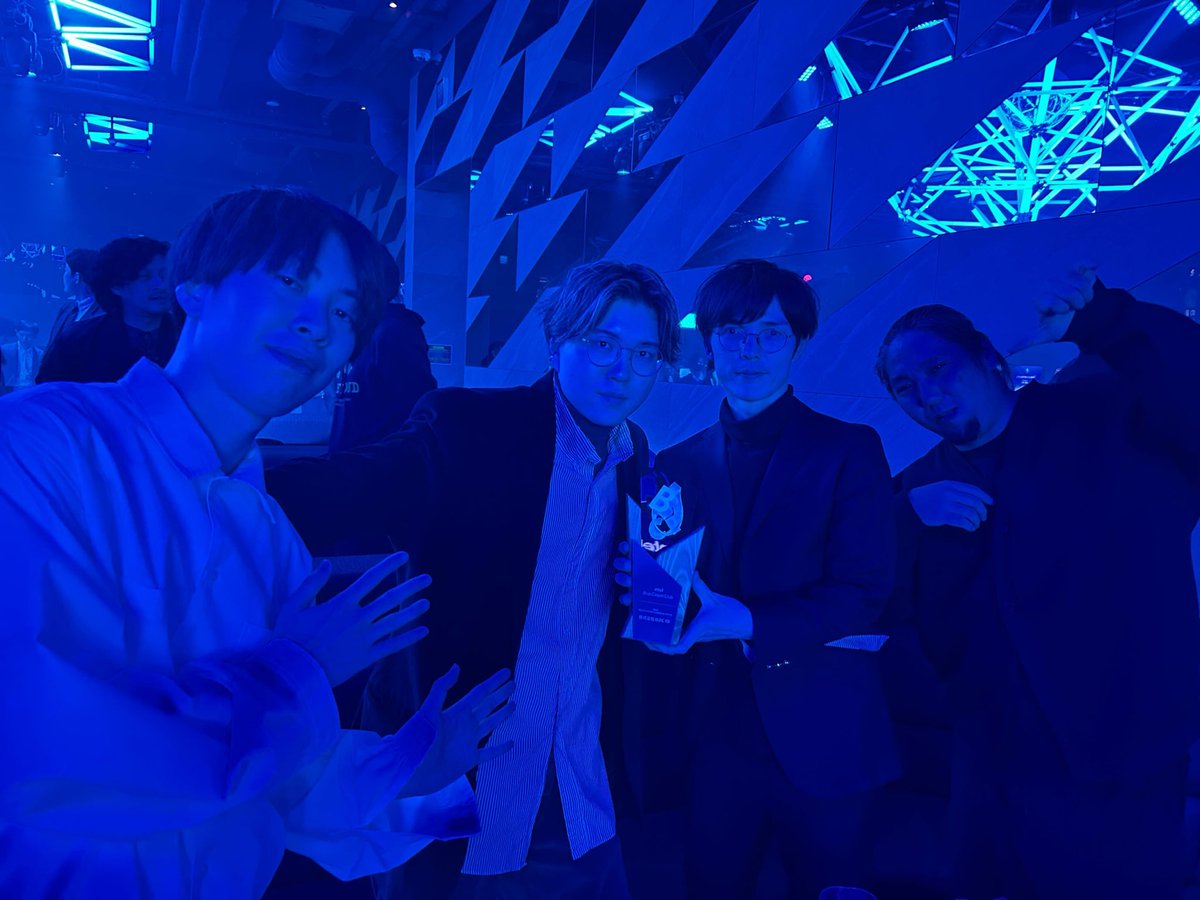 massivemashroom's tweet photo. Intel Blue Carpet ProjectのYear End Party🏃‍♀️🏃‍♀️D2C IDがBest Creative Company賞をいだたきましたなり〜せいやさんさとしさんの頑張りがこの結果ですな〜もっと俺もお力になれるよう頑張ります https://t.co/vCy3jHkezP