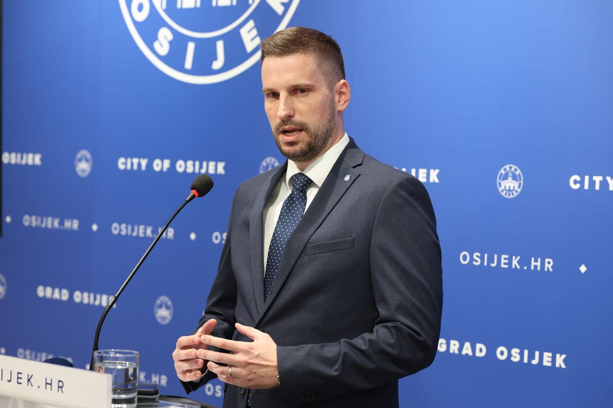 Upravljanje parkingom prvi puta u povijesti grada preuzet će Grad Osijek, najavio je u četvrtak na konferenciji za novinare osječki gradonačelnik Ivan Radić 🔗osijek.hr/upravljanje-pa…