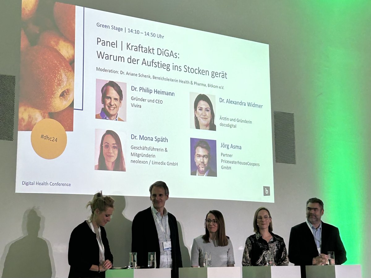 Bitkom_Health's tweet photo. Auf der Green Stage der #dhc24 sprechen nun @ph_hei (@vivirahealth), Jörg Asma (PricewaterhouseCoopers) und Dr. Mona Späth (@neolexon_apps) über den Kraftakt #DiGAs. https://t.co/Uy4gBAAdGT