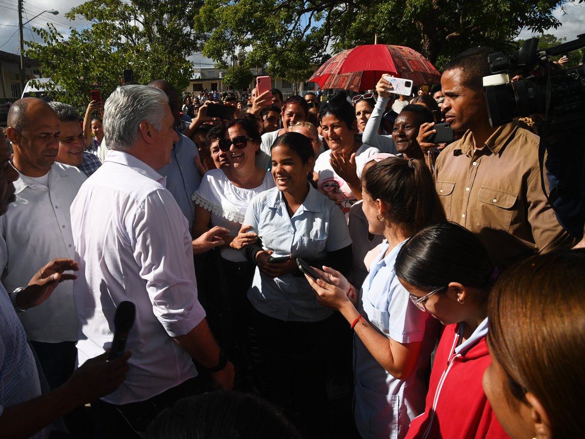 🇨🇺 | <a href="/DiazCanelB/">Miguel Díaz-Canel Bermúdez</a> en diálogo con el pueblo de Lajas, Cienfuegos: 

"Siempre hemos planteado que no tenemos nada en contra del pueblo norteamericano y que estamos dispuestos a dialogar en igualdad de  condiciones con el Gobierno de los Estados Unidos.”

🔗| presidencia.gob.cu/es/noticias/cu…