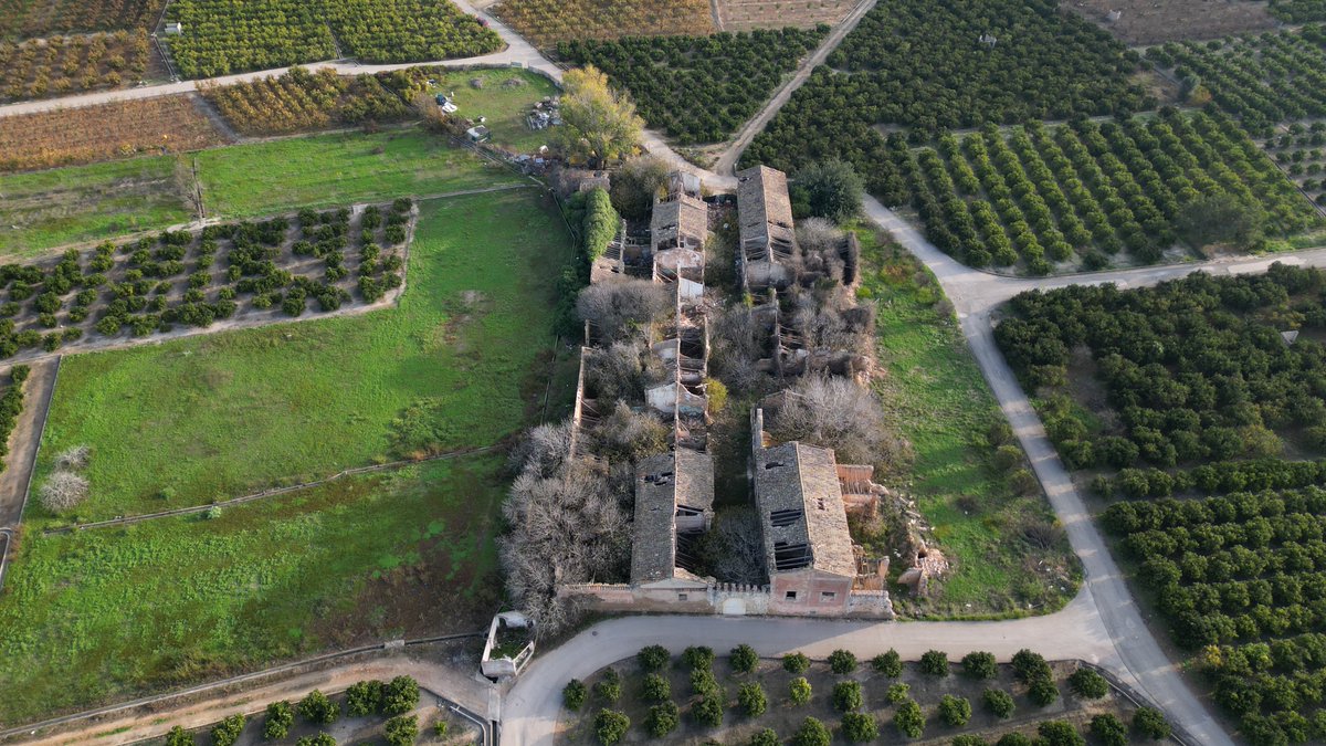 RiberanaXuquer's tweet photo. 🆘 Patrimoni: Un Bé d'Interés Cultural en greu perill de desaparèixer. 

Poblat medieval emmuratllat (segles XVI-XVII) 

Diferenciem l'ermita, i l'arc de mig punt al que s'entrav al carrer central, tapiat per l'Ajuntament per a evitar la seua solsida.

@GVAcultura 

#patrimonio https://t.co/Ac8lsnH7Ax
