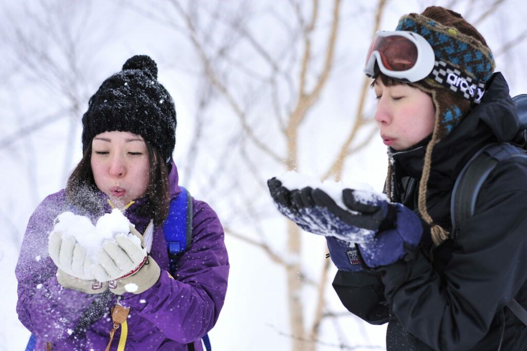 【冬限定のおすすめ体験】

／
旭岳の神秘的な雪原を歩こう ⛄️❄️
＼

スノーシューを履いて旭岳の絶景と極上のシルキースノーを満喫！地元ガイドがご案内する安心＆神秘のトレッキング体験をぜひご体験ください✨

冬だけの特別な冒険が待っています⛄️

#北海道旅行  #北海道  #旭岳
