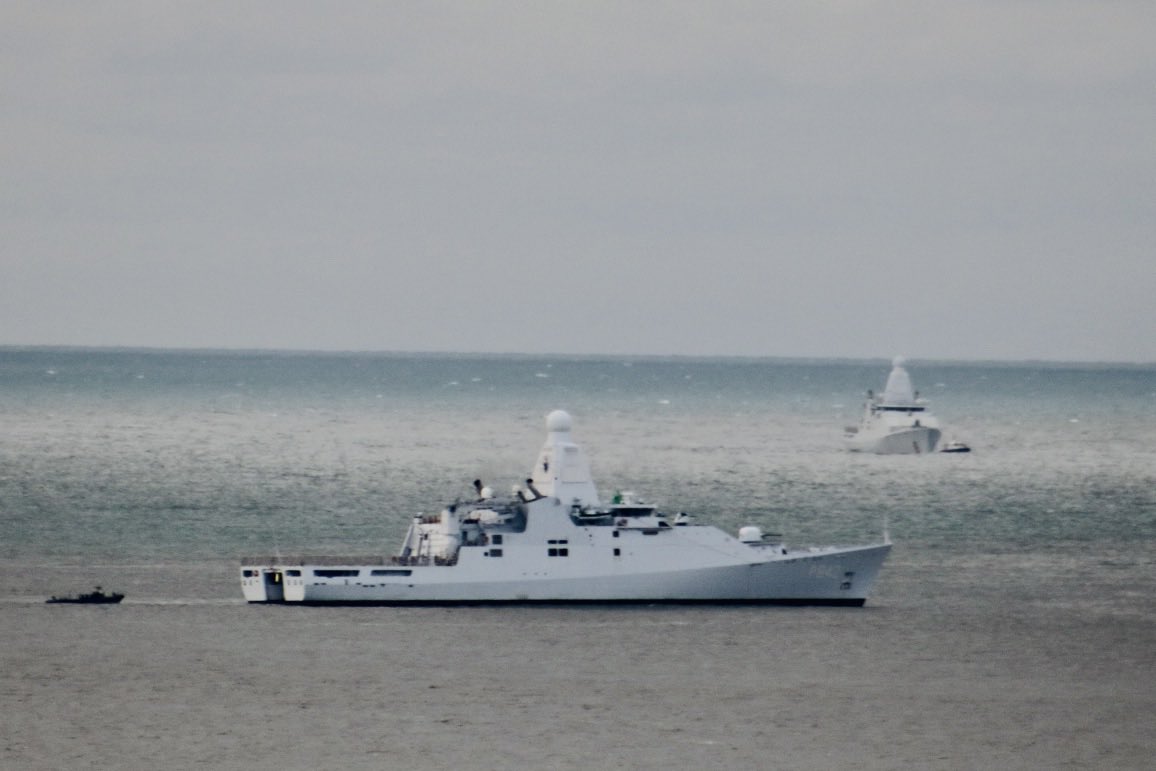 WarshipCam's tweet photo. Royal Netherlands Navy Holland-class ocean-going patrol vessels HNLMS Friesland (P842) and HNLMS Groningen (P843) off of Plymouth, England - November 28, 2024 #hnlmsfriesland #p842 #p843 #hnlmsgroningen
SRC: TW-@Rockhoppas https://t.co/asrUVyzAKc