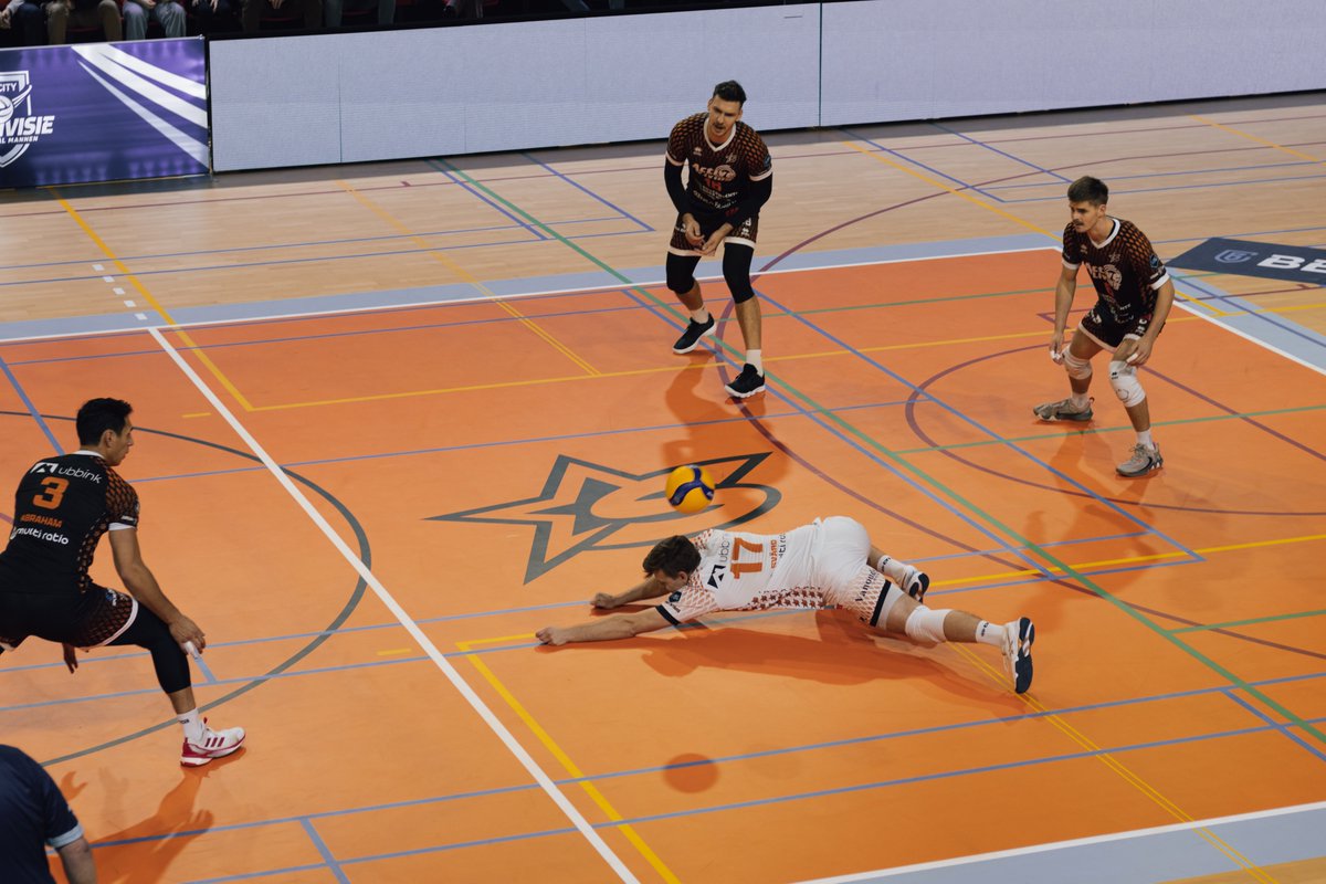 𝗦𝘃𝗮̈𝗿𝗱 𝗻𝗶𝗲𝘂𝘄𝗲 𝗮𝗮𝗻𝘃𝗼𝗲𝗿𝗱𝗲𝗿 𝗢𝗿𝗶𝗼𝗻 𝗦𝘁𝗮𝗿𝘀
Vanaf deze week is de Zweedse libero Svärd de aanvoerder van Orion Stars. Hij neemt hiermee het stokje over van Jannes van der Ham, die ervoor gekozen heeft zich weer volledig te richten op zijn rol als midspeler