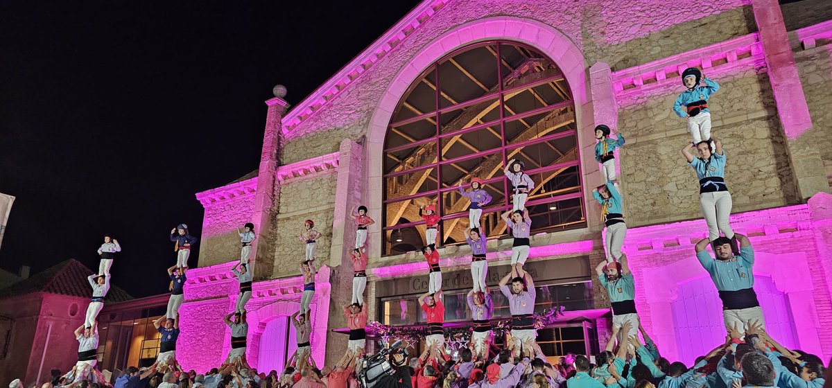 Quan et proposen una idea boja i veus el resultat… Moltes gràcies a totes les colles per venir i regalar-nos aquesta imatge fantàstica #castells 
📷 <a href="/xiquetstgn/">Xiquets de Tarragona</a> <a href="/JoveDeTarragona/">Colla Jove de Tarragona</a>