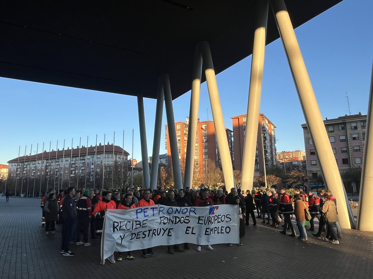 CCOOPetronor's tweet photo. 📢📢📢

🔴Nueva jornada de huelga en Petronor para denunciar que la empresa se nutre de subvenciones mientras destruye y precariza empleo

👉No estaremos callados frente a una dirección que externaliza trabajos al mismo tiempo que incumple acuerdos.

🔥Nos tendrán enfrente🔥 https://t.co/f8cZLTl2X9