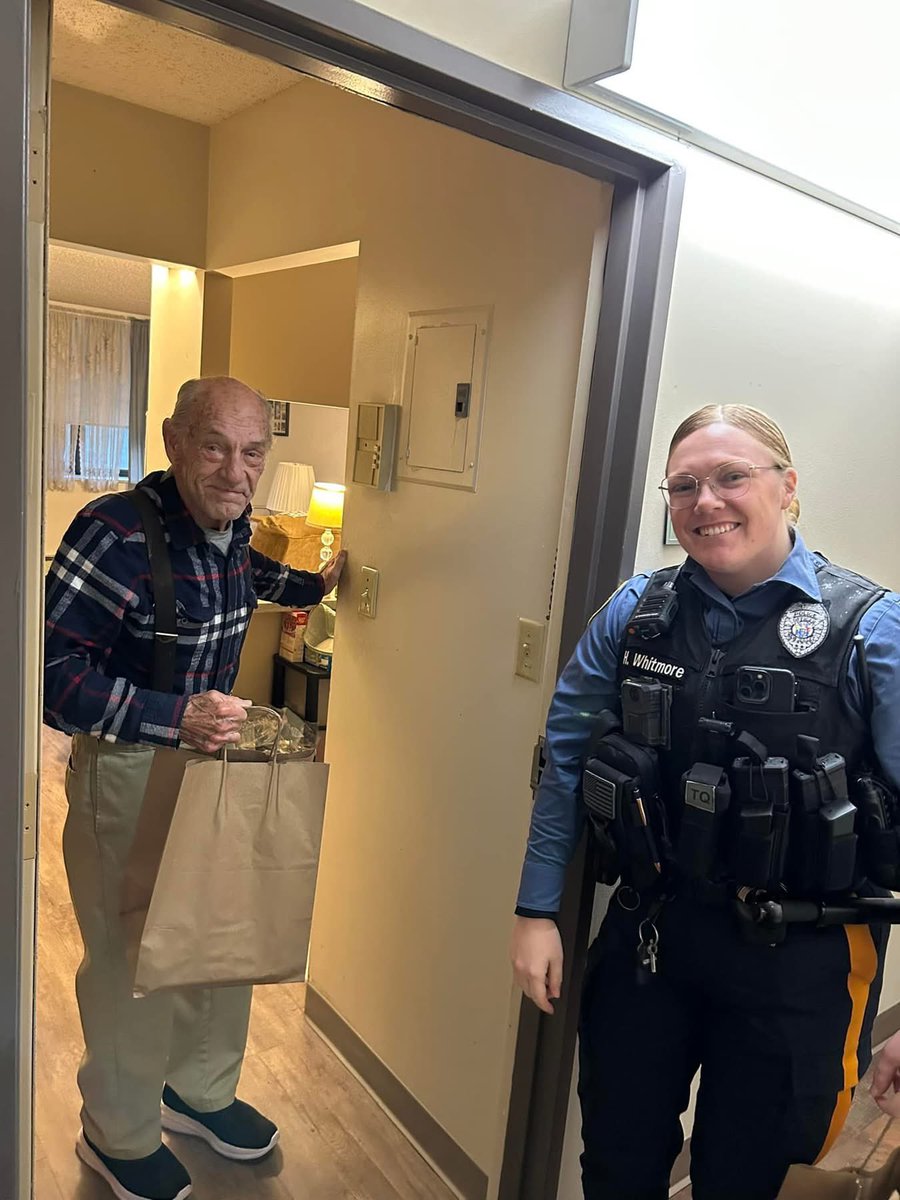 HackettstownPD's tweet photo. Continuing with our annual tradition… Members of the HPD and @PBALocal369 teamed up with Marley's Gotham Grill to deliver Thanksgiving meals to seniors in need. We love this tradition and seeing the happiness on the faces of all involved! 🧡🦃🍽💙 https://t.co/XM3vqL2hzC