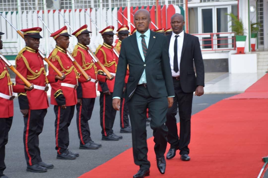 MANIRAMBON47699's tweet photo. Kwuyu wa kane igenekerezo rya 28/11/2024 Icegera cambere cumukuru wigihugu cu #Burundi S.E Ir Prosper BAZOMBANZA yafashe indege yerekeza #ARUSHA muri #TANZANIE akaba yitavye inama igira 24 yabakuru bibihugu biri mumuryango wa #EAC bizoba kumagenekerezo ya 30/11 gushika 3/12/2024 https://t.co/TqrVzyHUng