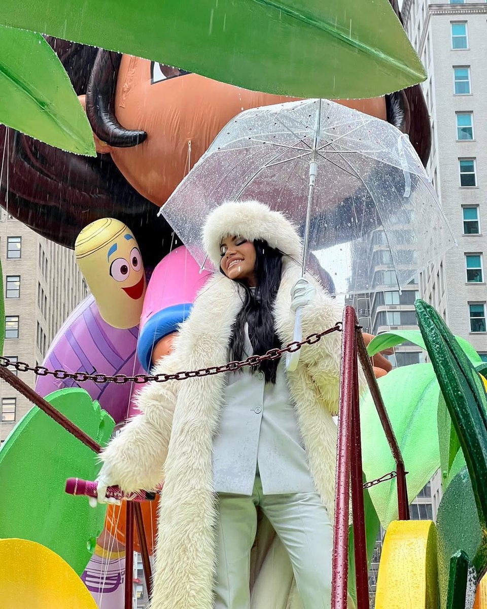 NattiNatasha's tweet image. La lluvia es Bendición de Dios 🫶🏼. Feliz de cantar Bachata 🇩🇴y representar la música Latina hoy en la Grandiosa parada de @macys #macysparade