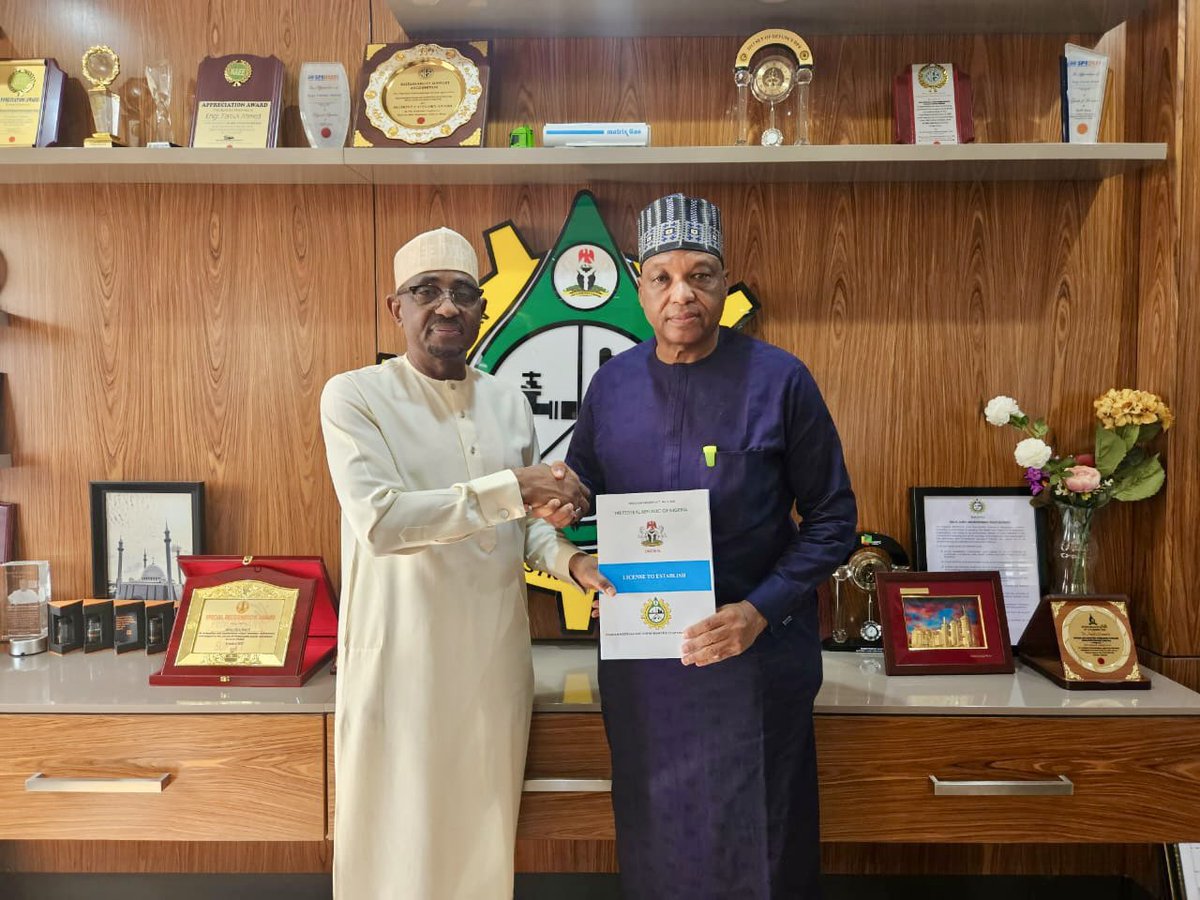 MSIngawa's tweet photo. Breaking: 

Nigerian Midstream and Downstream Petroleum Regulatory Authority (NMDPRA) has presented Licence to Establish (LTE) a 27,000 barrels per day (bpd) Refinery in Dole-Wure, Akko, Gombe State by Process Design and Development Limited. https://t.co/J8LkhleNQE