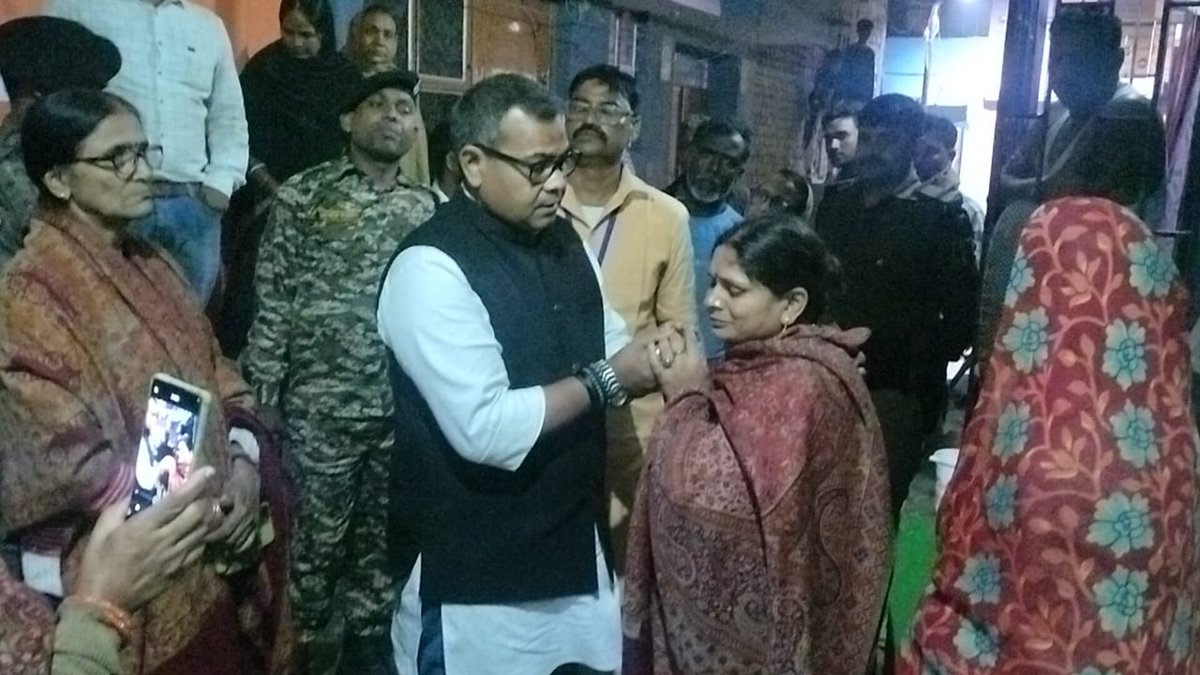 पार्टी की महिला नेत्री की बेटी की उनके ससुराल वालों ने निर्मम हत्या कर दी। आज दानापुर स्थित उनके निवास स्थान पर जाकर अपनी संवेदनाएं व्यक्त की।

<a href="/iChiragPaswan/">युवा बिहारी चिराग पासवान</a> <a href="/LJP4India/">Lok Janshakti Party (Ramvilas)</a>