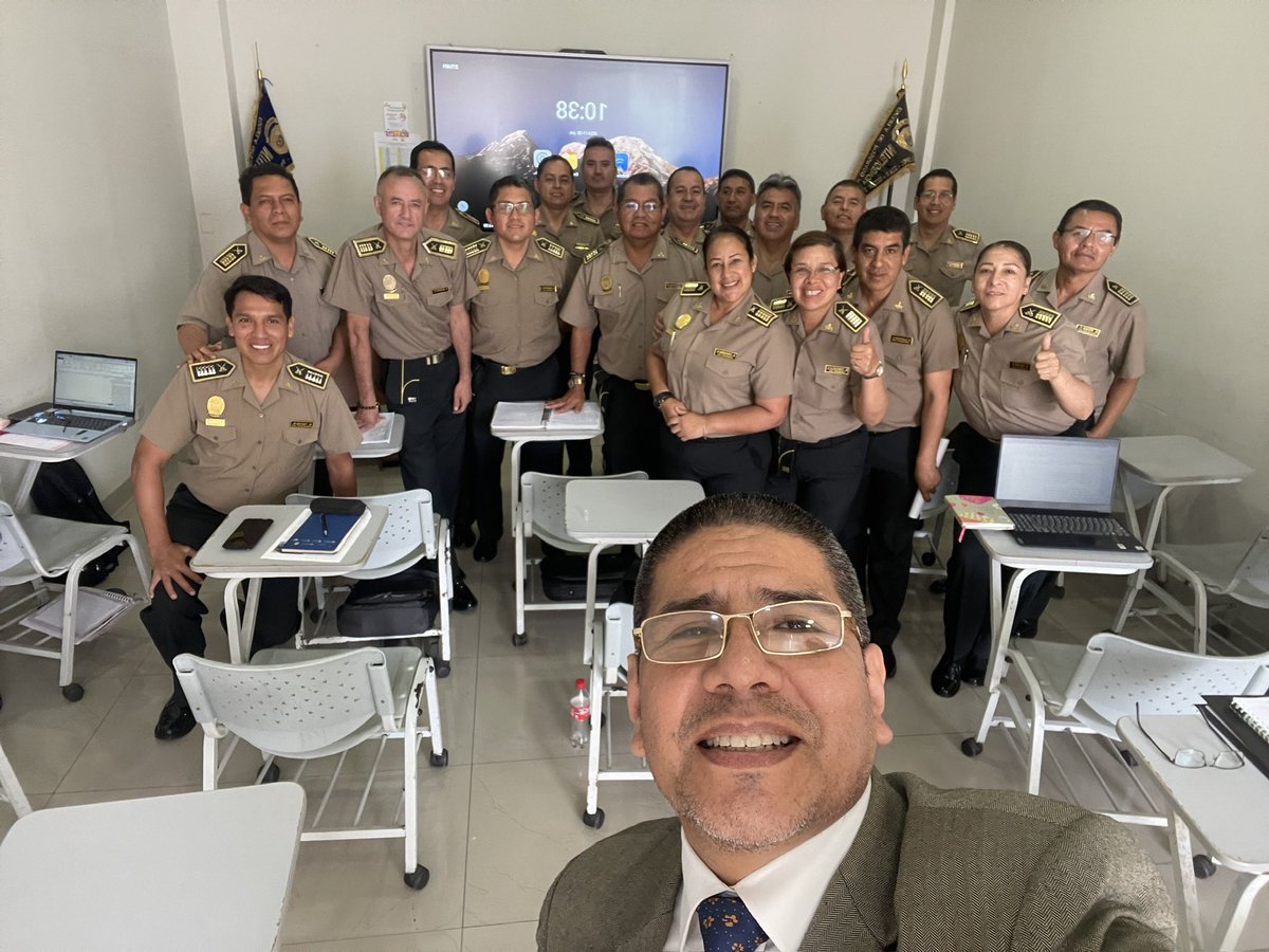 Gracias a mis queridos alumnos de la maestría en inteligencia de la <a href="/PoliciaPeru/">Policía Nacional del Perú</a>. Hoy fue la última clase, y les deseo lo mejor, tanto en el campo profesional como personal.
Los impulso a que siempre lleven con honor, honestidad, responsabilidad y humildad su uniforme.
Hoy, más