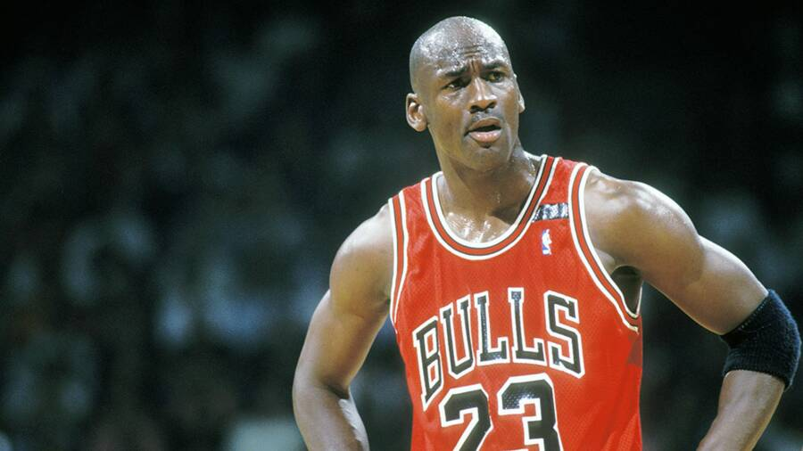 EtatDeFlow's tweet photo. C’était le pari le plus risqué de l’histoire.

Nike a misé 5,8 millions $ sur un jeune universitaire sans expérience

Michael Jordan

S’il ne dominait pas la NBA en un an, Nike ferait faillite. Heureusement, tout ne s'est pas passé comme prévu

Voici ce qui s'est passé ensuite : https://t.co/ujXuJ97dLt