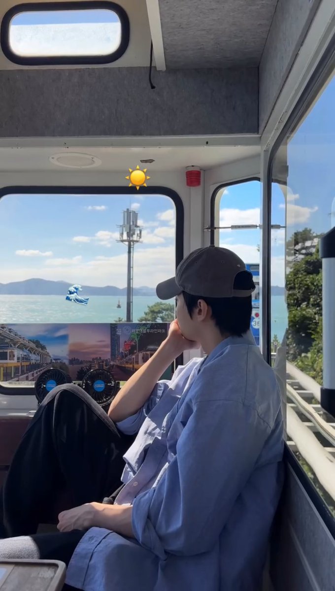 นั่งจ๋องๆรอหม่าม้ามารับ ( ´•̥ω•̥` )