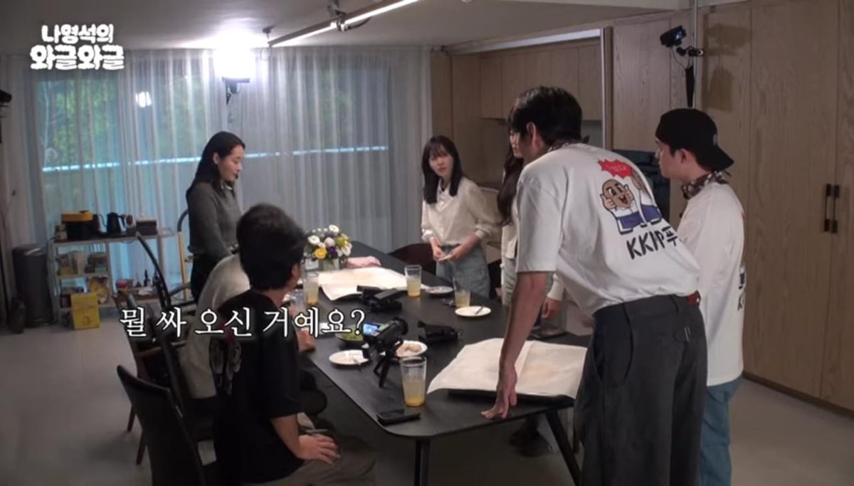 [UPDATE] 241128 #DohKyungsoo hadir dalam konten di Channel Fullmoon (Na PD Channel)

Doh Kyungsoo dan Lee Kwangsoo (GBRB - Spin-Off) menyajikan makanan buatan mereka kepada Na PD dan artis lainnya yang sedang hadir di rumah Na PD dalam acara "나영석 의 와글와글"
