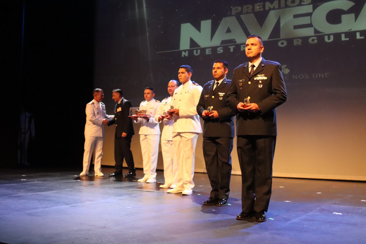DISCuniandes's tweet photo. 🌊✨ #OrgulloDISC: Premio Navega 2024 ✨🌊

¡Felicidades al prof. Yezid Donoso, prof. Mario Linares y al estudiante Camilo Barreto por su contribución al fortalecimiento naval de Colombia! 🛡️⚓

🔗 Más info: https://t.co/A4tfRNU5Gh https://t.co/CxI6RpcfHH