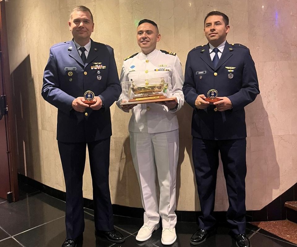 DISCuniandes's tweet photo. 🌊✨ #OrgulloDISC: Premio Navega 2024 ✨🌊

¡Felicidades al prof. Yezid Donoso, prof. Mario Linares y al estudiante Camilo Barreto por su contribución al fortalecimiento naval de Colombia! 🛡️⚓

🔗 Más info: https://t.co/A4tfRNU5Gh https://t.co/CxI6RpcfHH