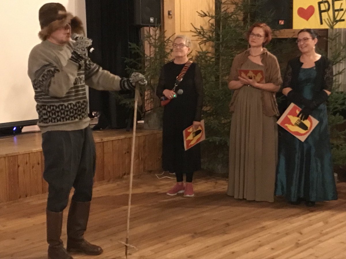 Pertunmaan itsenäisyysjuhlassa lauantaina riehakasta menoa. Haikeus, että matka omana kuntana 98 v jälkeen päättyy vuoden lopussa. Kunnan johtoa: Leena Ruotsalainen, Miia Hämäläinen ja Annukka Räisänen. Karvahattu-ukkeli on näyttelijä Jari Leppä, tunnettu myös valtiomiehenä.