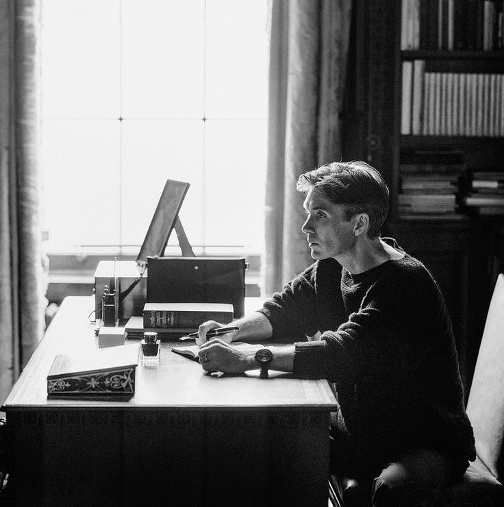 iampaolamedina's tweet photo. «Escribir a mano mejora el aprendizaje, retrasa el deterioro cognitivo, potencia la memoria y la asociación de ideas y puede ayudar a reducir los niveles de estrés. Escribir es rebelarse frente a la tiranía de la velocidad y la prisa, que narcotizan nuestra capacidad para pensar».

#CarlosJavierGonzálezSerrano ✍️