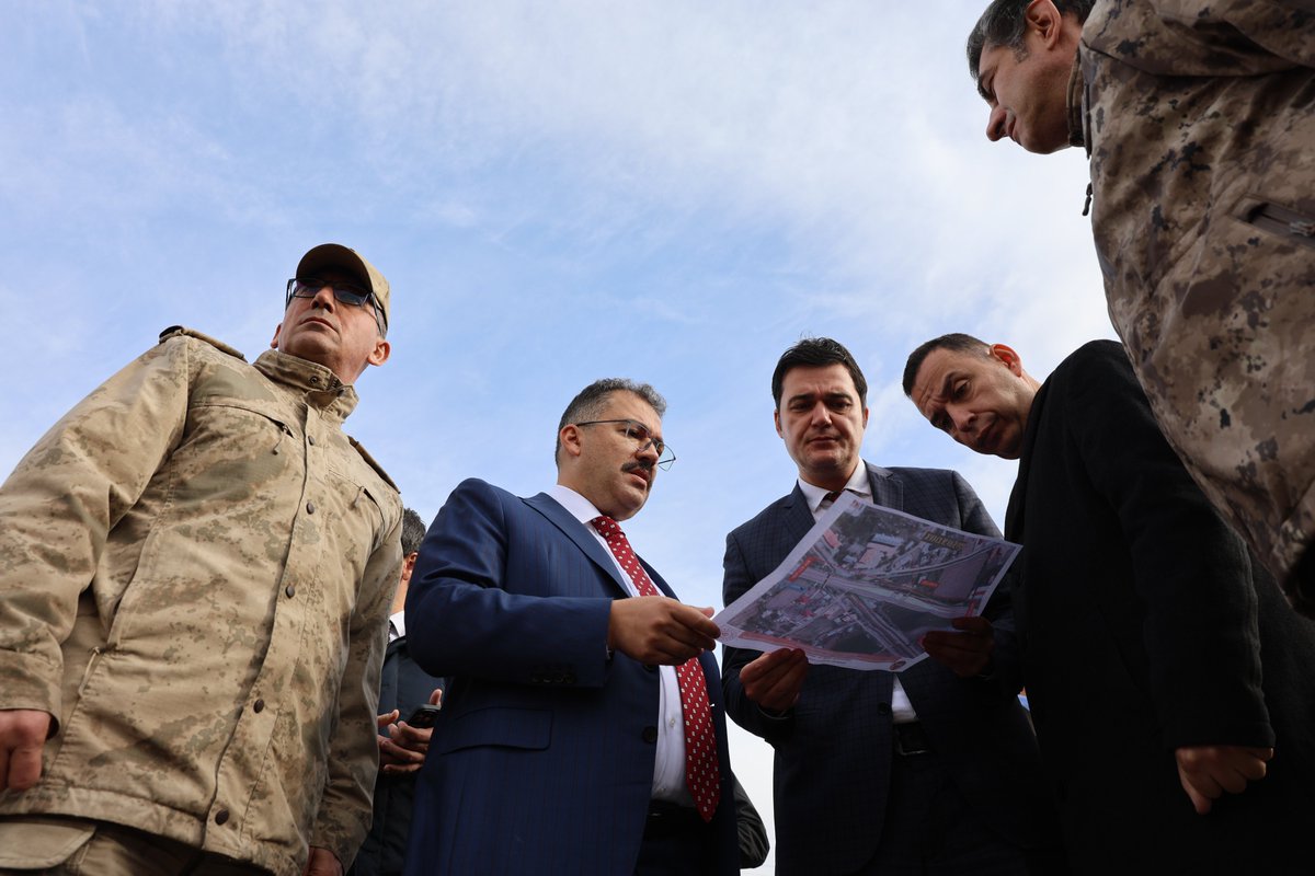 igdirvaliligi's tweet photo. Valimiz Ercan Turan, beraberindeki Karayolları 18. Bölge Müdürü Fatih Günaydın, İl Emniyet Müdürü Erden Sakarya, İl Jandarma Komutanı Albay Nihat Özkök ve Belediye Başkan Yardımcısı Nesim Yiğit ile birlikte, Karayolları tarafından ilimizde yapımı devam eden çalışmaları yerinde inceledi.

Karayolları sorumluluk sahasında yapımı devam eden kavşakları ve bisiklet yolu çalışmasını yerinde inceleyen Valimiz Turan, çalışmaların planlanan şekilde devam etmesinden memnuniyet duyduğunu ifade ederek, halkımızın ulaşım güvenliği ve konforu için büyük önem taşıyan bu çalışmaların bir an önce tamamlanmasının önemine vurgu yaptı.

Valimiz Turan, incelemeler sırasında sahada görev yapan işçilere de kolaylıklar dileyerek, çalışmalarından dolayı teşekkür etti.

📌Yapımı devam eden Bisiklet Yolu 4,3 km uzunluğunda olup, Yaycı köyünden başlayıp DSİ önünde son bulacak.

📌İlimizde yapımı devam eden ve yapılacak kavşaklar ise şu şekildedir: 
▪️Bayraktutan Köyü Kavşağı 
▪️Havalimanı Kavşağı 
▪️Yukarı Çarıkçı Köyü Kavşağı 
▪️Yaycı Köyü Kavşağı 
▪️Çevre ve Şehircilik İl Müdürlüğü Kavşağı
▪️Leylekler Kavşağı 
▪️İskender Iğdır Caddesi Kavşağı 
▪️Doğubayazıt Yolu Kavşağı 
▪️Şehirlerarası Otogar Kavşağı 
▪️Sebze ve Meyve Hali Kavşağı