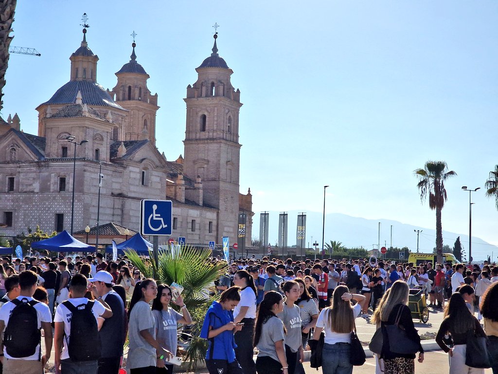 🥘 #HolaUCAM Llega el momento de la UCAM Paella para cerrar la jornada de actividades de la Bienvenida Universitaria. 
📸 Gran ambiente hoy en el Campus de Los Jerónimos.