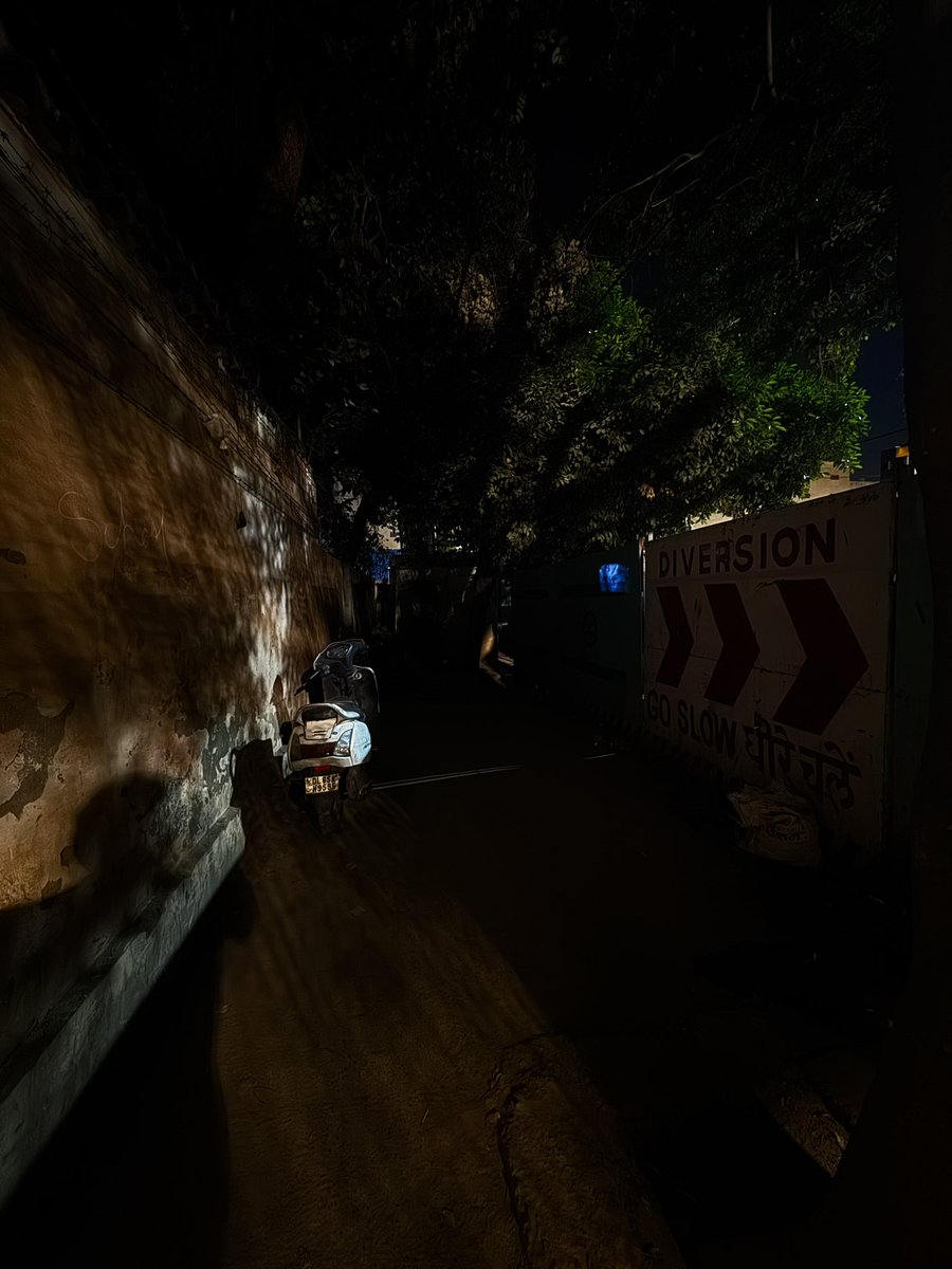 mukulsharma016's tweet photo. @DelhiPwd @pwddelhi @OfficialDMRC Thank you, sir, Mr Chauhan Ji for installing the lights. However, there is a no parking signage, which is affecting one of the light rays. You can either add another light to cover the remaining area, or you can remove the no parking signage. https://t.co/Pz1ZiC6wu6
