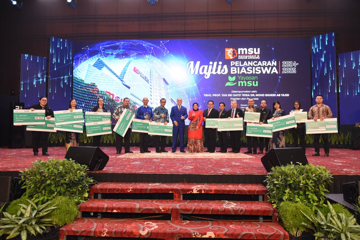 MohdShukriYajid's tweet photo. Cherishing unforgettable moments with the @yayasanMSU Scholarship 2024/2025 recipients! Congratulations to all as you embark on this exciting journey. Together, we celebrate a culture of excellence and achievement. @MSUmalaysia @MSUcollege @EnrolmentMsu #MSUsdg https://t.co/6QOXbxe30L