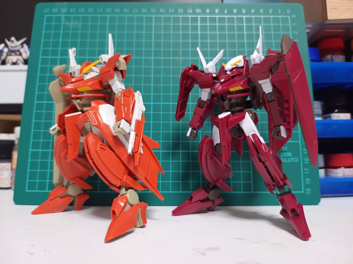 misuji342's tweet photo. スローネアイン進捗④
他の２機もぼんやり眺めながら、武装があると上腿はあまり気にな���ないな…
簡単な後ハメでお茶を濁しておきます
#ガンプラ #OOガンダム https://t.co/Ka4Cqtyy9y
