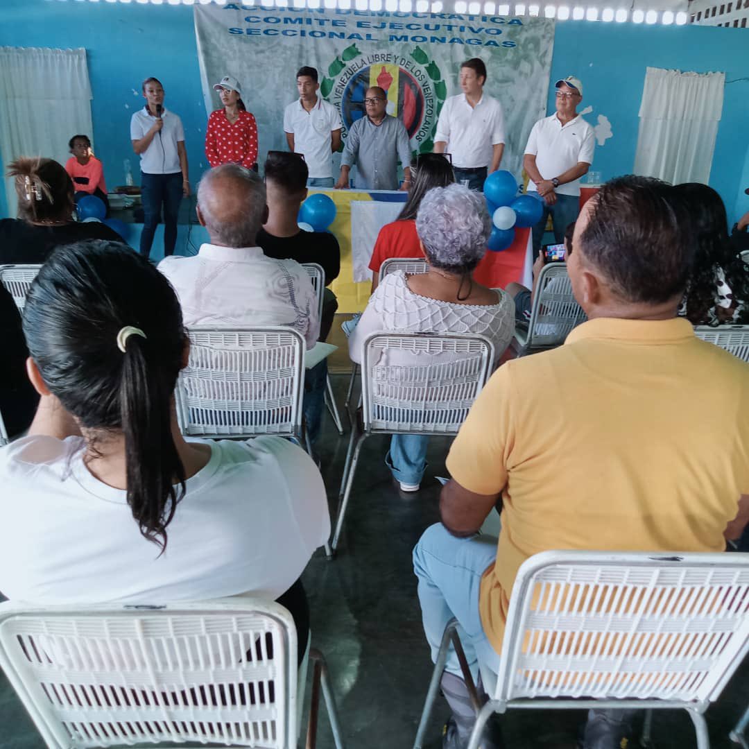 En temblador, municipio Libertador del estado Monagas, nuestro compañero <a href="/edgardleoni/">Edgard Raúl Leoni</a>, secretario político del CEN, realiza visita a la estructura del partido. Y en Maturin junto a las autoridades secciónales conmemoran el día del estudiante. ¡AD es de carne y hueso! 🏳️