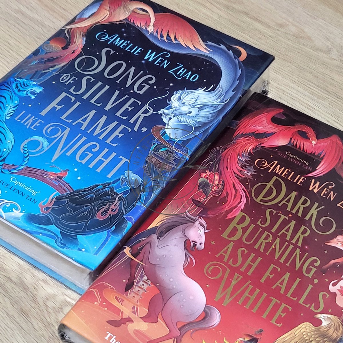 2kiview's tweet photo. 📬— bookmail!
very excited to receive these beautiful books 📚
#SongOfSilverFlameLikeNight #DarkStarBurningAshFallsWhite #AmelieWenZhao #BloodOverBrightHaven #MLWang https://t.co/vUnTxiBQAA