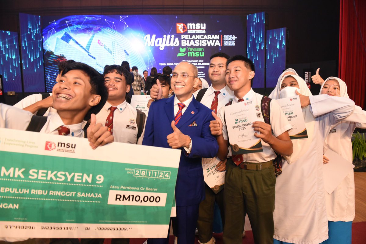 MohdShukriYajid's tweet photo. Well done to the dedicated committee of @yayasanMSU Scholarship 2024/2025! Your hard work, teamwork, and commitment have brought this initiative to life. Let’s keep striving for excellence, overcoming challenges together, and making every effort count. @MSUmalaysia https://t.co/To3TuzHnfJ