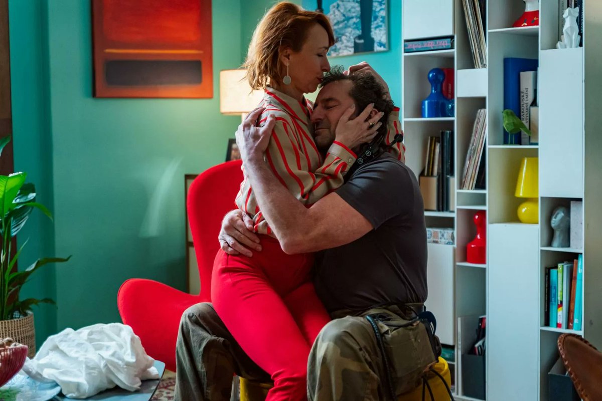 TesarMilan's tweet photo. V říjnu na premiéře jsem si říkal, že kdyby Výjimečný stav nasbíral sto tisíc diváků, budu mít fakt ohromnou radost. Takže včera se to povedlo a já mám společně s @JanHrebejk  ... ohromnou radost. https://t.co/NpKf82lgT5